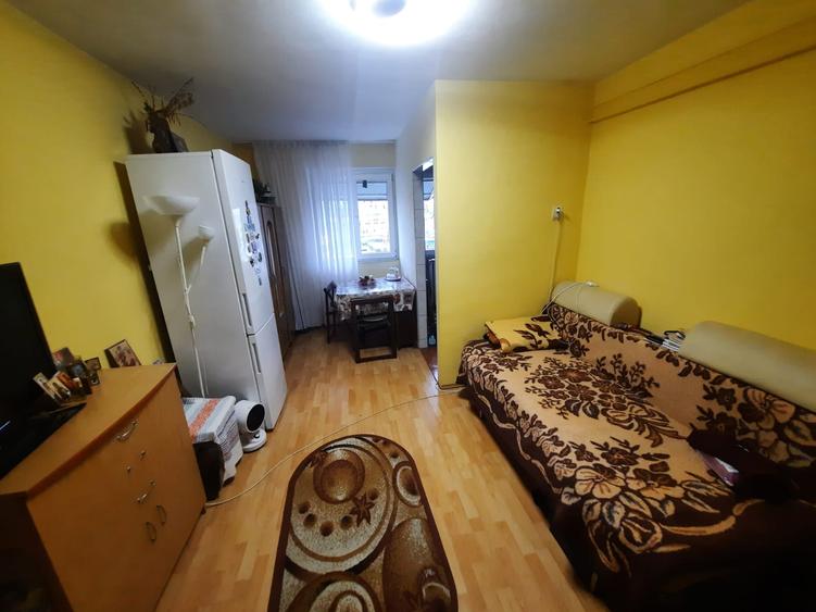 Garsoniera, etajul 3/4, zona Podu Ros
