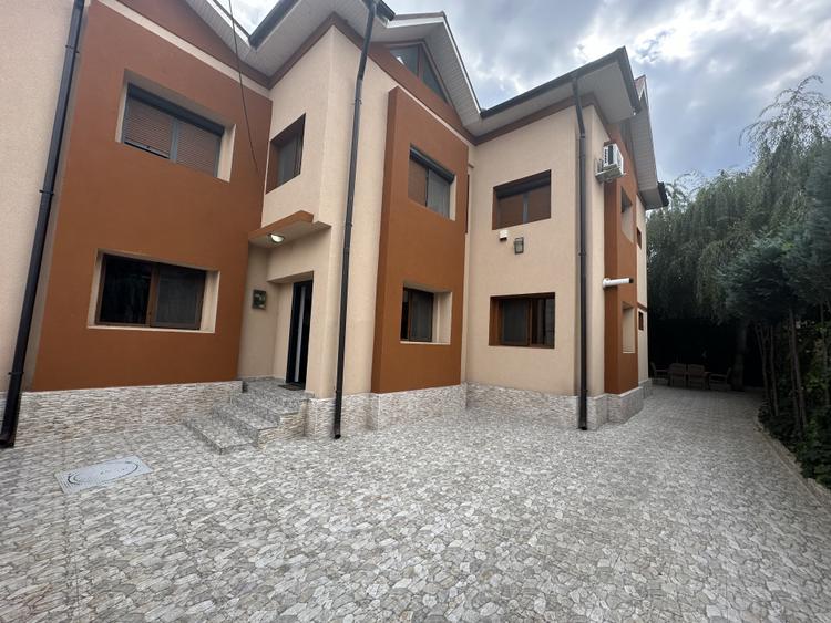 Vila individuală de vânzare cu 8 camere în zona 13 Septembrie