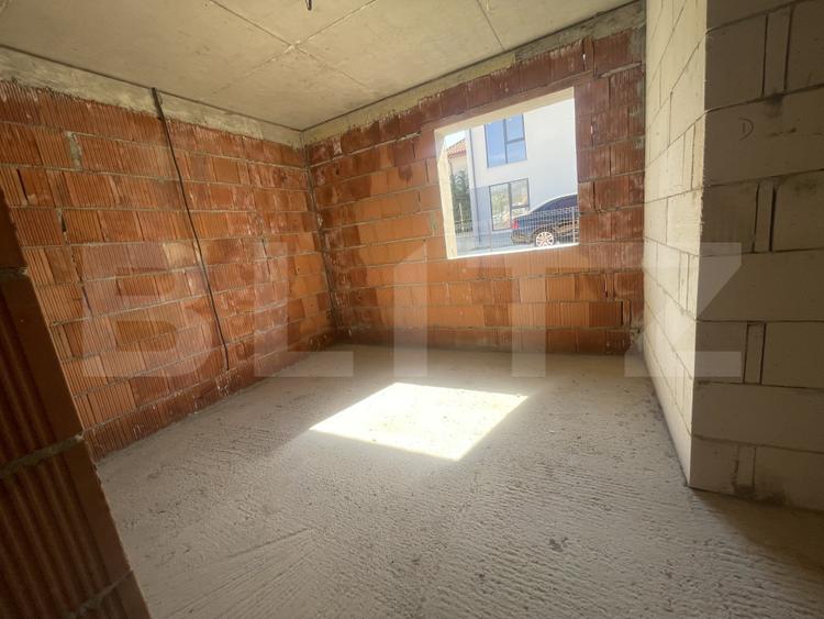 Apartament cu 3 camere, dispus pe două niveluri, cu gradina
