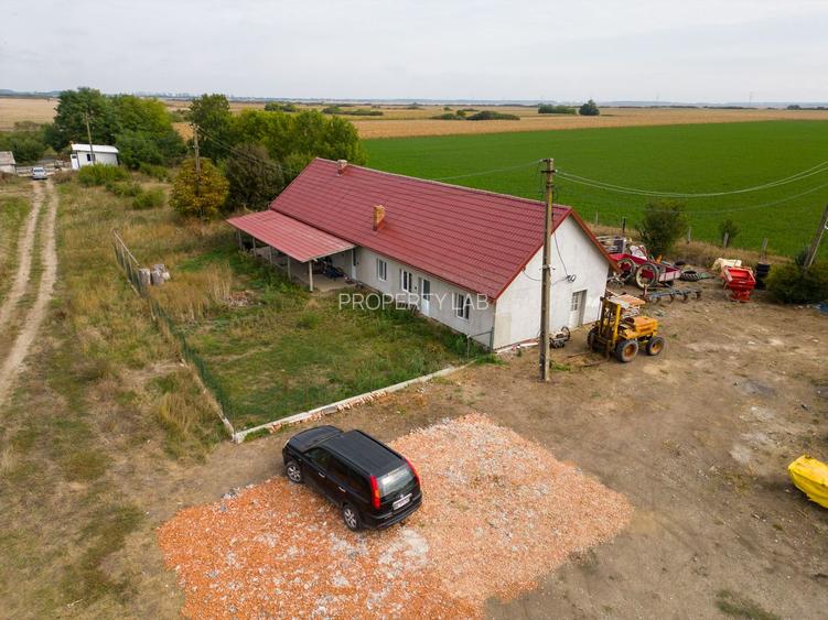 Casă cu teren 13 418 mp intravilan