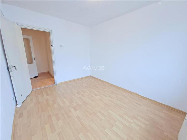 Apartament 3 camere semidecomandat, zona Milcov - 14