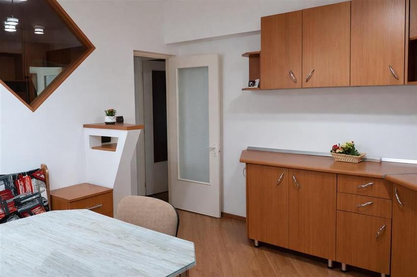 Apartament 4 camere 2 bai 3 balcoane zona Centrala