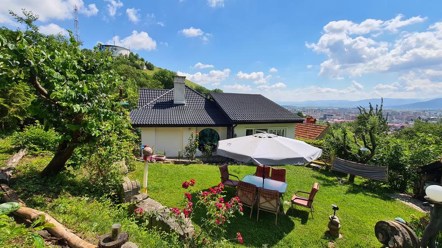 CASA SUPERBA DE LUX- SINGUR CURTE - TEREN 934 MP
