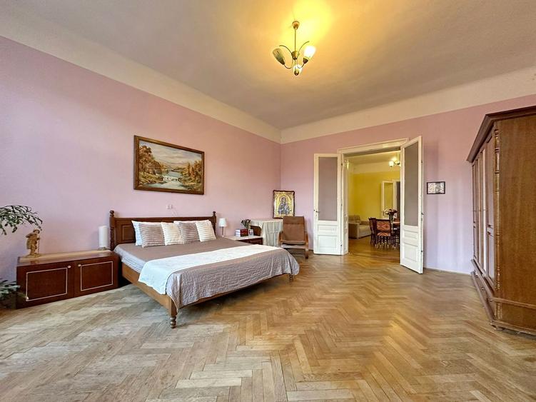 Apartament cu 3 dormitoare și curte, la 3 minute de Piața Sfatului