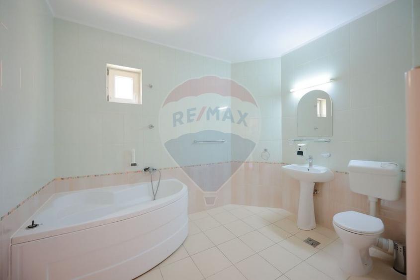 De vânzare pensiune cu restaurant, teren 4.750 mp – Băile 1 Mai