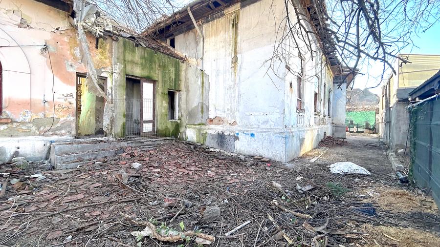Parcul Cismigiu vila (de renovat), singur curte si cu teren mare