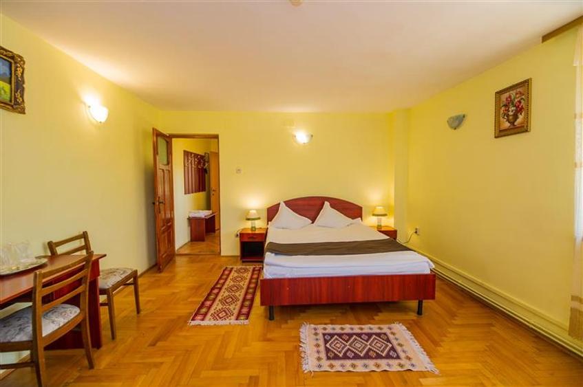 Pensiune cu restaurant, profit asigurat din chirii, terasa spre munte, Brasov