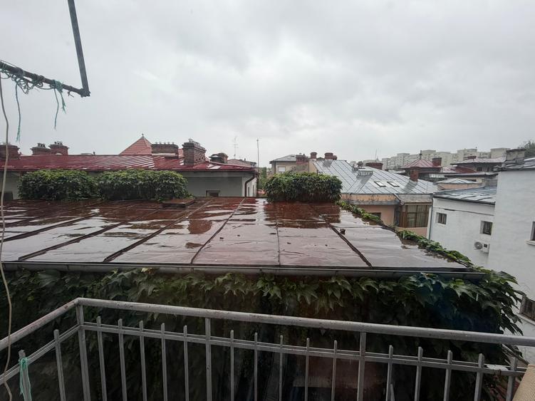 Apartament 3 camere, etajul 2, 78mp, 2 balcoane, bloc interbelic