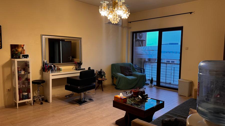 Apartament mare, luminos, 50 metri de metrou.