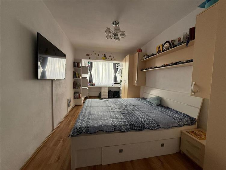 Apartament decomandat cu 3 camere si 2 bai in Turnisor