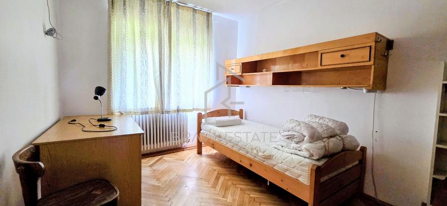 Apartament 3 camere, 2 bai, balcon, zona UMF