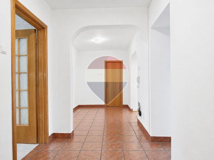 Apartament cu 3 camere nemobilat cu loc de parcare și boxă