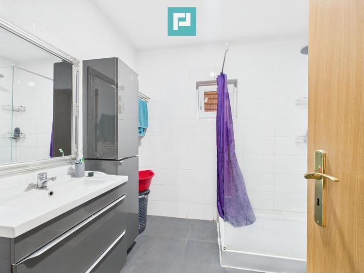 Casă cu 5 camere în Remetea Mare
