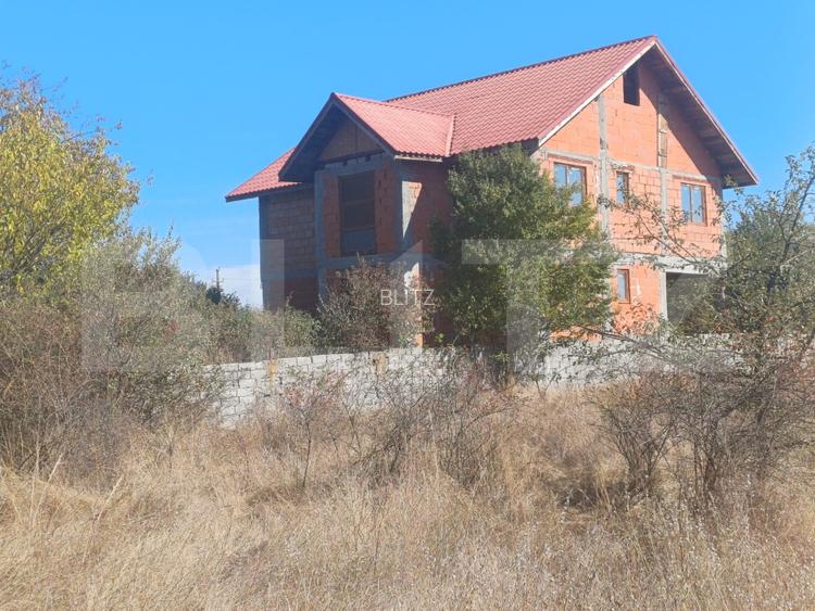 Casă cu beci si etaj, teren aferent de 16000 mp, situată în Arcani