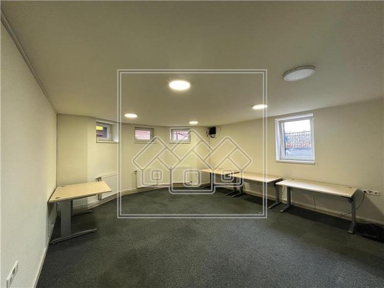 Casa de vanzare individuala - 9 camere - teren 470 mp