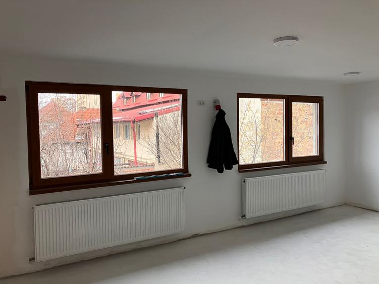 Apartement în casă, cu 2 camere de închiriat pentru birouri.
