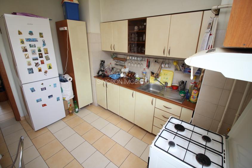 3 camere cu living de 31 mp, dormitoare de 14 și 12, bucătărie de 10,  centrală - 7