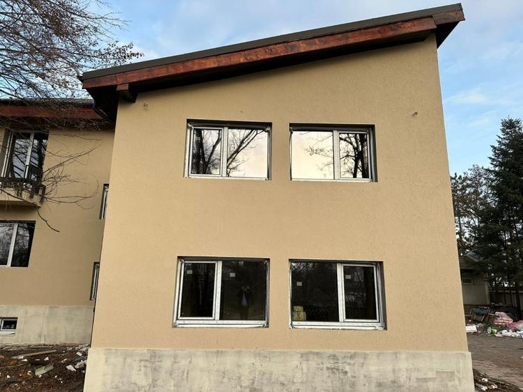 Vila Ghermanesti cu piscina, casa secundara, zona de petreceri si deschidere lac