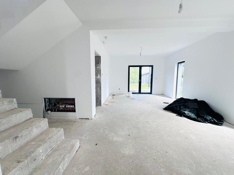 Duplex despartit prin camera tehnica- 4 camere si 3 bai - Urseni