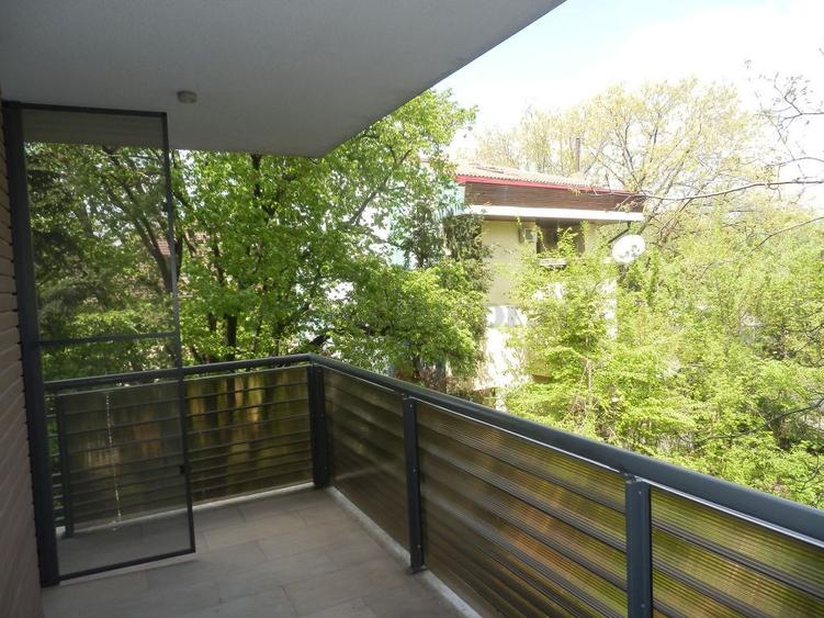 Apartament cu 3 camere de închiriat în zona Primaverii