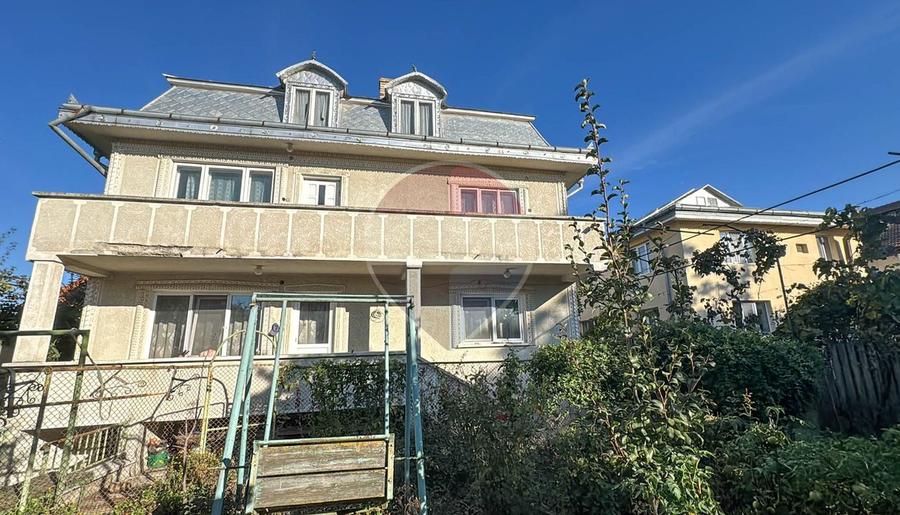 Vila cu 7 camere de vanzare in zona Centrala Aleea Grivitei Roman