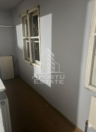 Apartamentul cu 2 camere, balcon, parter inalt, zona Sagului