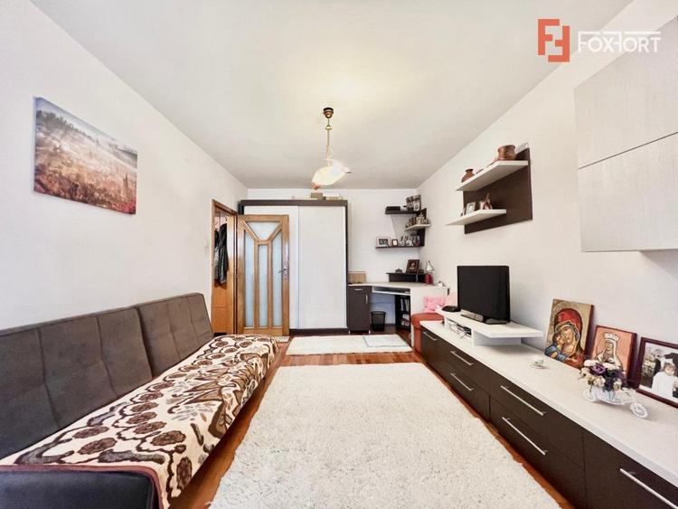 Apartament cu 3 camere, etaj 5 de vanzare, zona Lunei