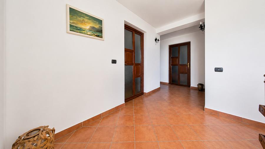Casa spatioasa de inchiriat cu 5 camere in Zimandu Nou