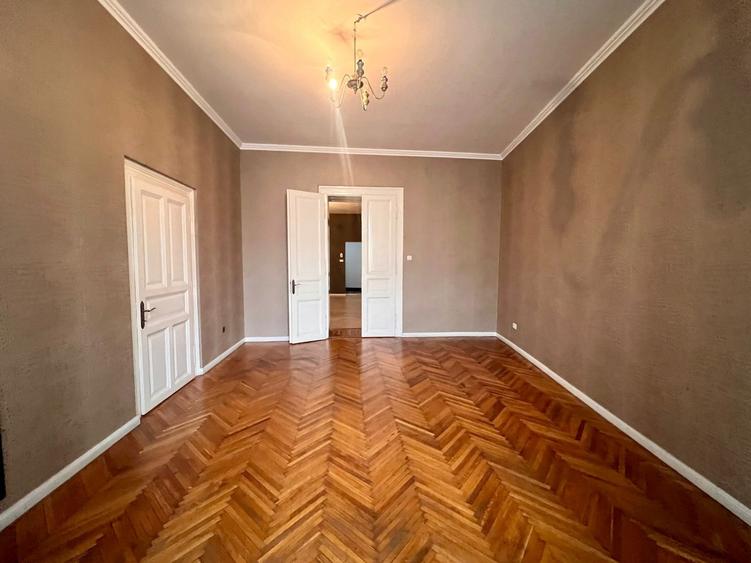 De vânzare apartament 3 camere zona semicentrală