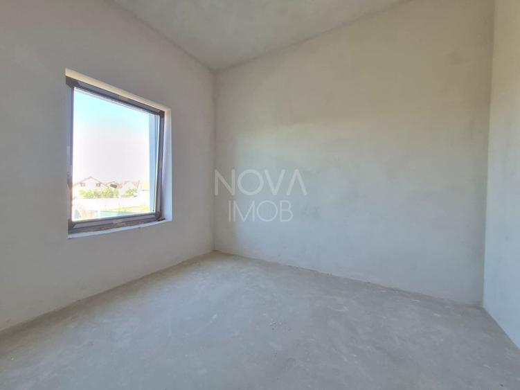 Casa generoasa cu 7 camere, 3 bai, dressing si parcare – Sura Mica