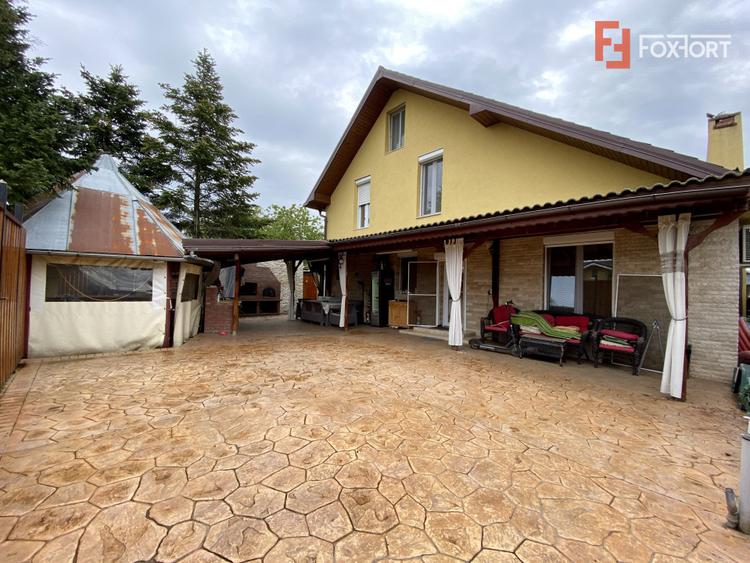 Casa cu 6 camere de vanzare in localitatea Sanandrei, zona Centrala