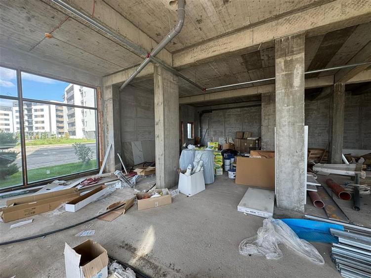 Sp com 195 mp, 7 locuri de parcare, 4 intrari, zona de Nord, bloc nou