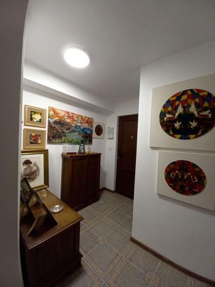 Apartament central la demisol înalt