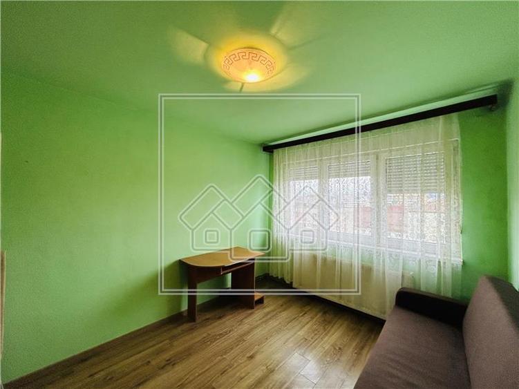 Apartament decomandat, 2 camere, balcon - M. Viteazu