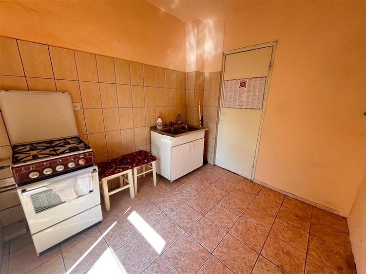 Apartament 2 camere decomandat balcon pivnita zona Vasile Aaron