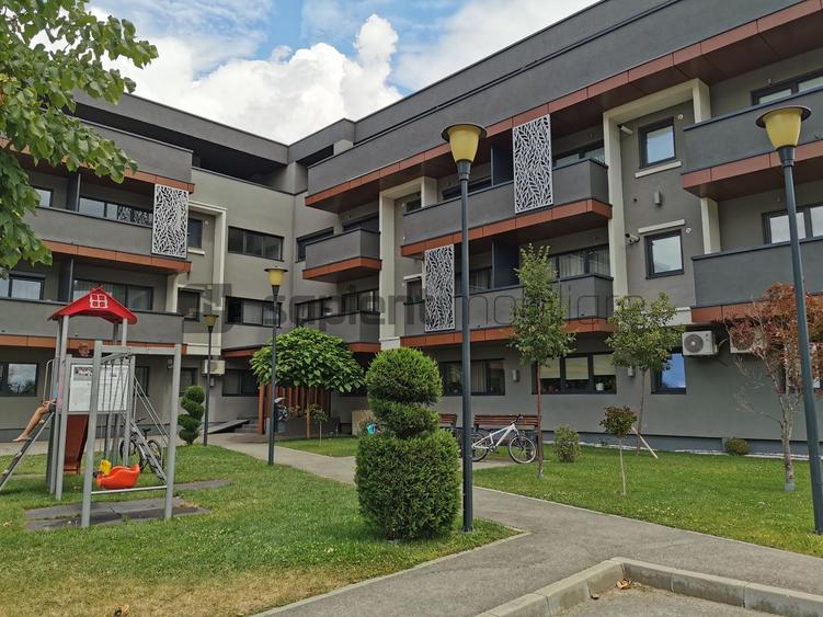 De închiriat apartament cu 3 camere, în Milano 5, Nufărul