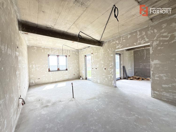 Casa cu 4 camere, interior la gri si exterior la rosu in Sacalaz
