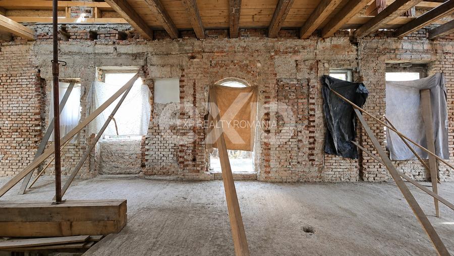 Casă cu arhitectură deosebită, 842 mp și teren de 1.048 mp – Brașov