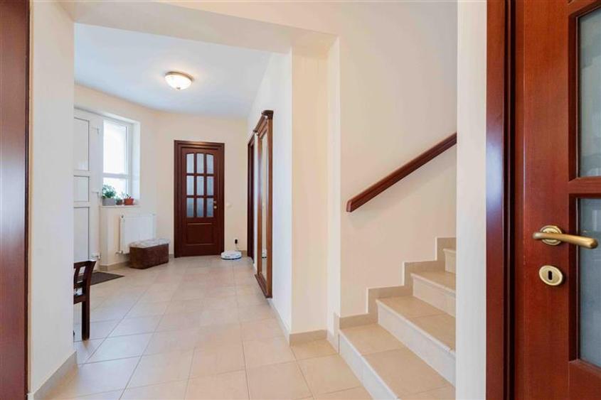 Casa de Lux in Livada cu Ciresi Eleganta, Confort si Panorama de Vis