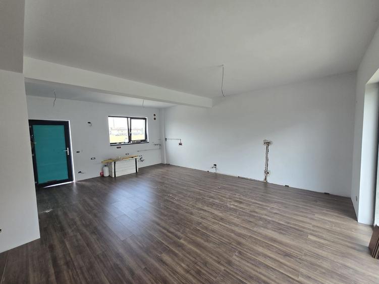 Complex rezidential nou. 4 Camere. 2 Bai. Curte.