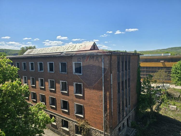 Patrimoniu Industrial, teren si clădiri, lângă Castelul Corvinilor