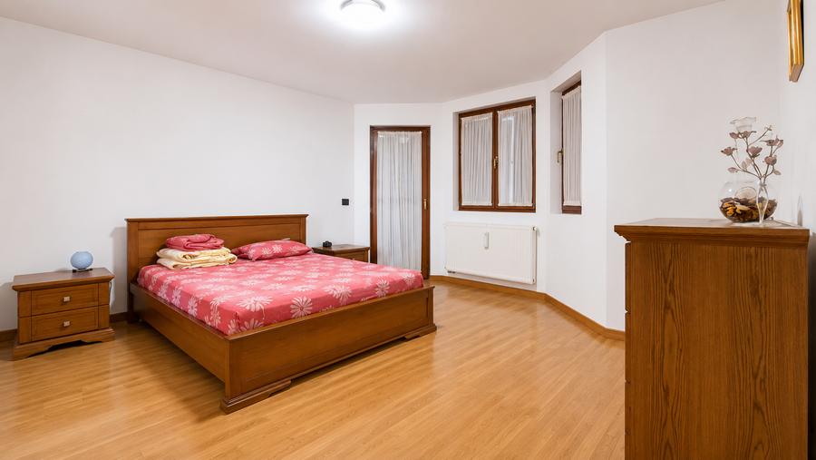 Casa spatioasa de inchiriat cu 5 camere in Zimandu Nou