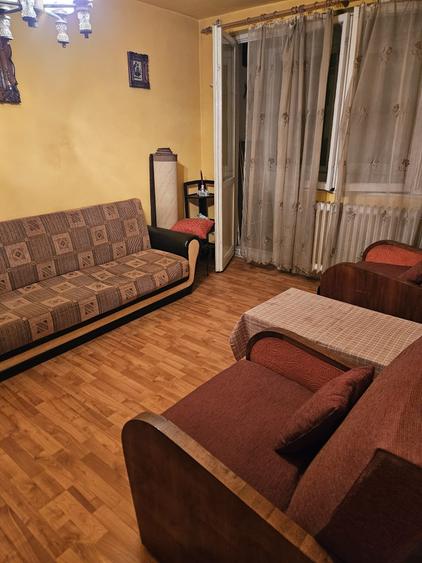 Apartament cu trei camere decomandat