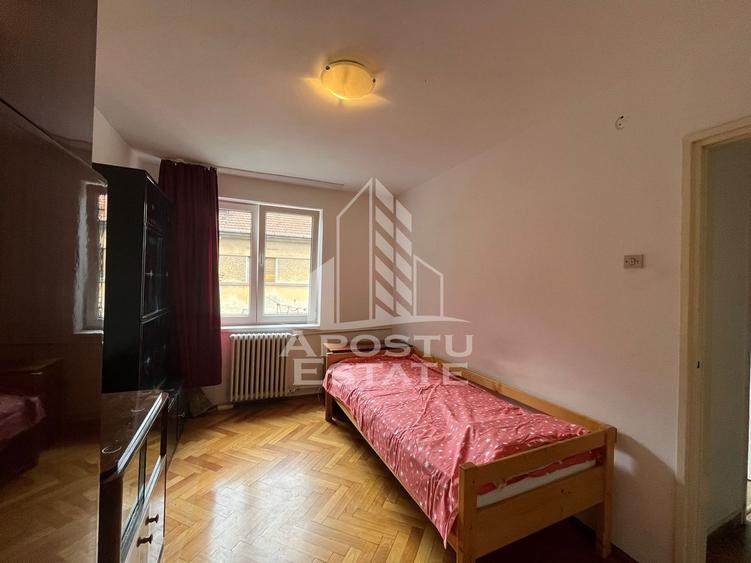 Apartament cu 3 camere, semidecomandat, etajul 2, zona Centrala