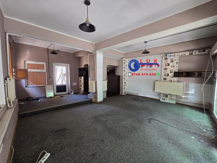 ID 6146 – DE VÂNZARE 3 spații comerciale și teren