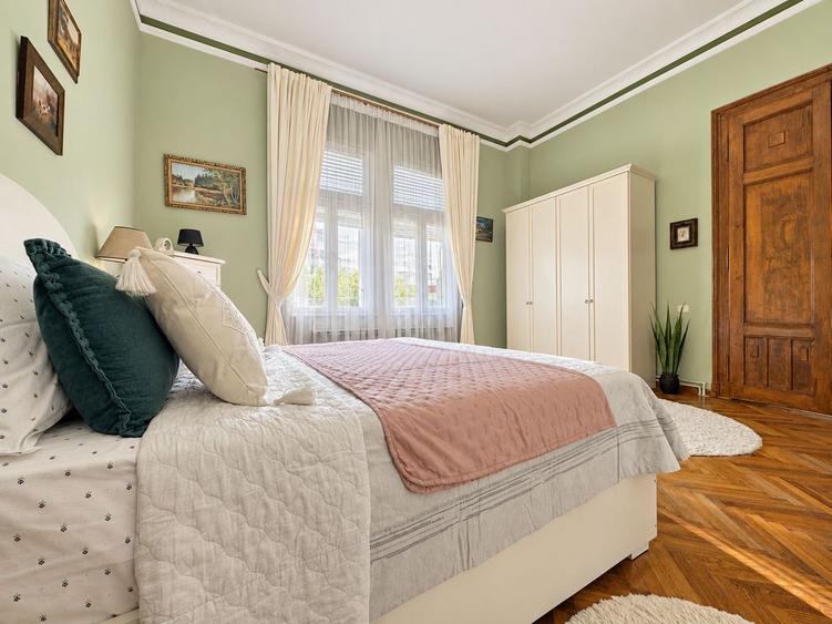 Apartament în Piața Libertății | Clădire istorică, balcon cu vedere spre piață