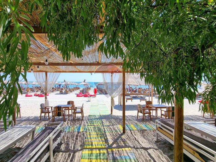 Complex cu piscina si terasa, de vanzare la 200 m de mare, Mamaia Nord