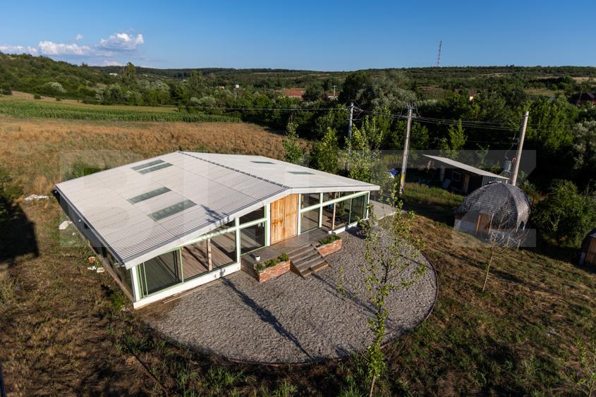 Pensiune 11 camere, cramă, terasă închisă, teren 15.073mp, zona Leamna