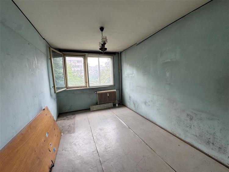 Vanzare apartament 3 Camere Uverturii Militari - Necesita Renovare