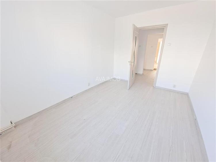 Apartament 3 decomandate, etaj 1, renovat, zona Ura